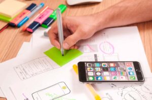 El diseño de una página web es tan o incluso más importante que su contenido, ya que debe de atraer al cliente para que navegue en ella